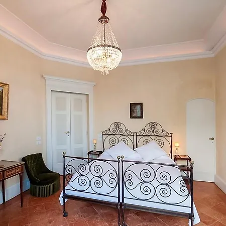A Spectacular Located Next To The Romantic Clos De Mur Holiday home